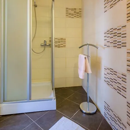 Iris I Ana Apartment *