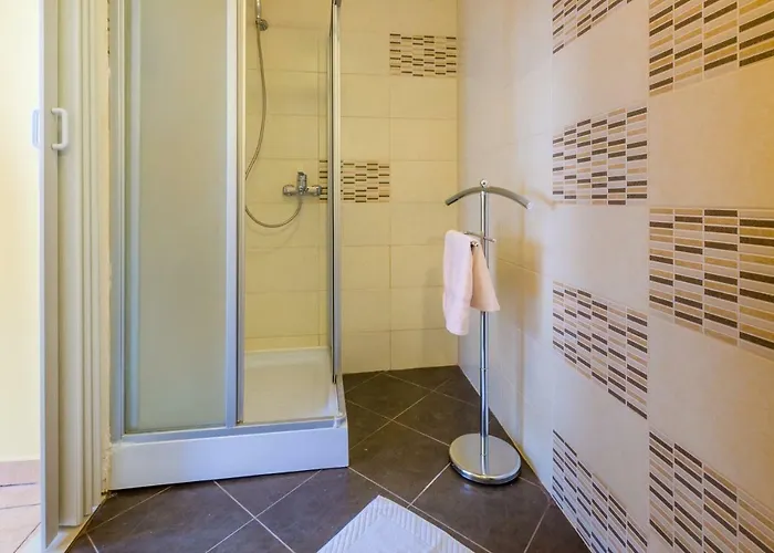 Iris I Ana Lejlighed *